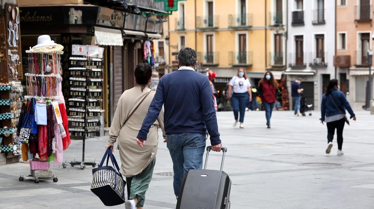 Turistas por el Casco Histórico de Toledo con sus maletas