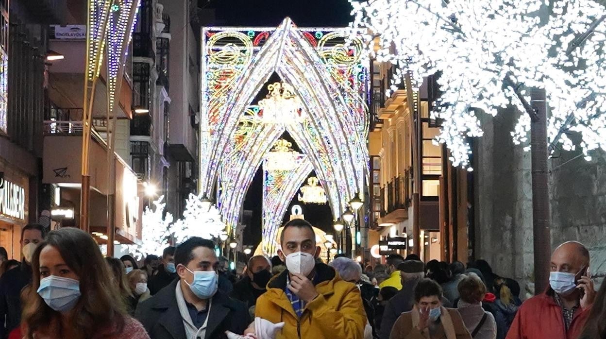 Multitud de personas bajo el alumbrado navideño en el centro de Valladolid