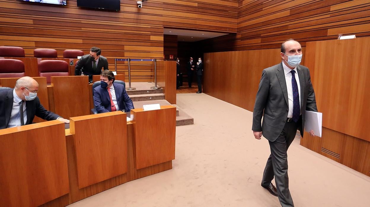 El Procurador del Común de Castilla y León, Tomás Quintana López, durante la presentación del informe anual de la institución correspondiente a 2020 en el pleno de las Cortes