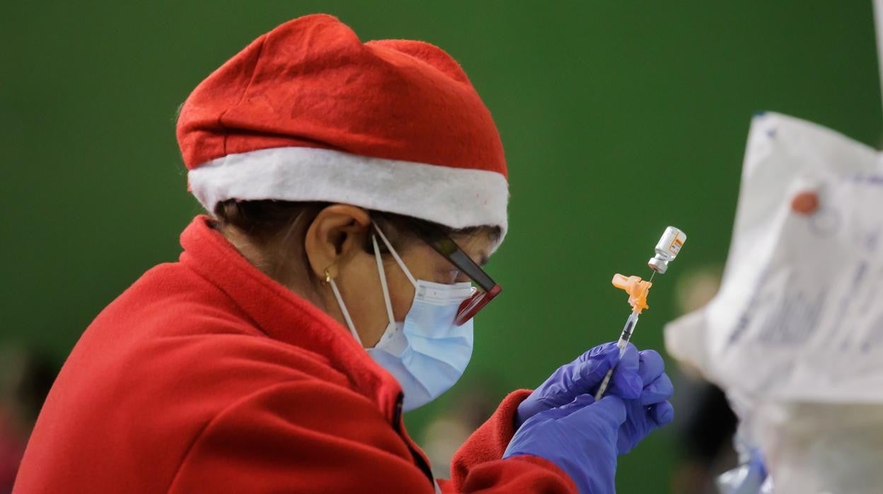 Una sanitaria prepara una vacuna pediátrica contra la Covid-19 en el polideportivo Eladio Jiménez de Ciudad Rodrigo (Salamanca)