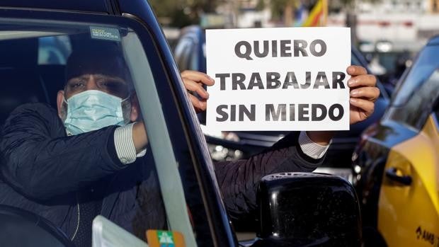 Los taxistas de Barcelona piden poder instalar cámaras para evitar agresiones: «Quiero trabajar sin miedo»