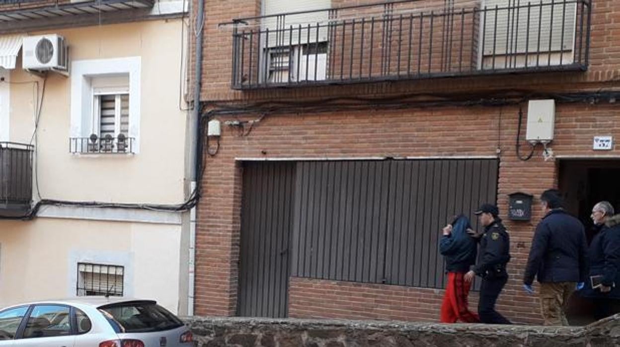 Momento de la detención del hijo de la anciana fallecida en su domiciilio del barrio de Santa Bárbara