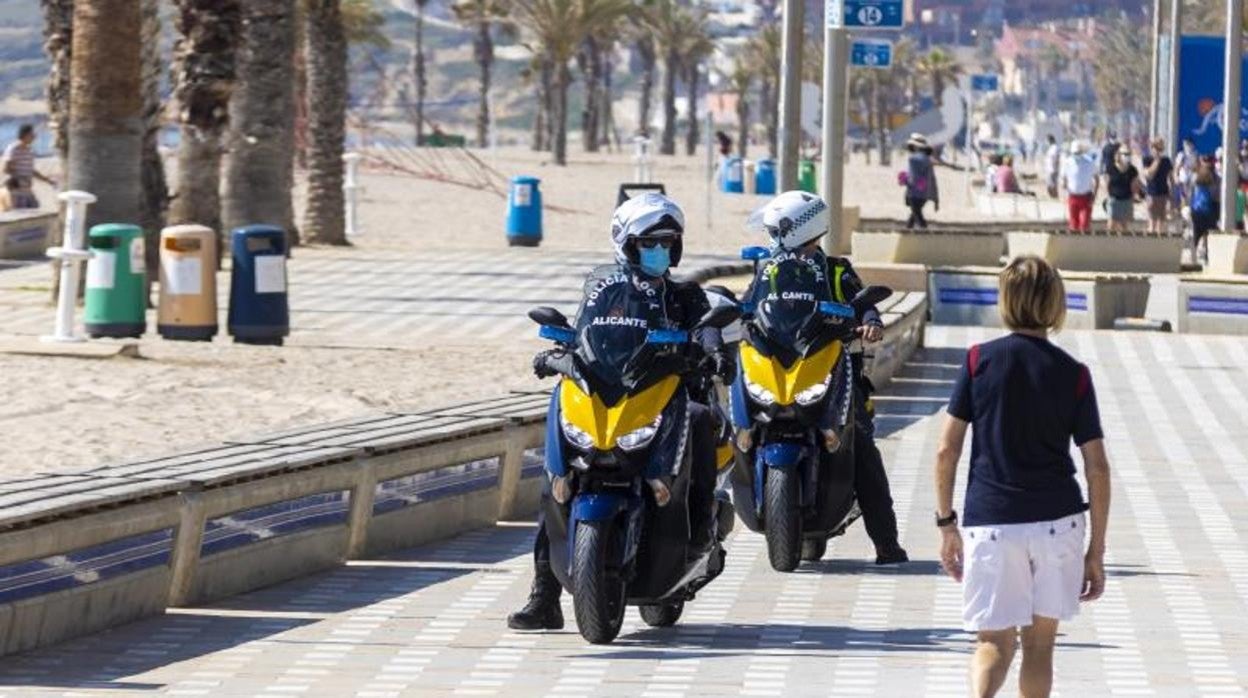 Dos agentes motorizados de la Policía Local de Alicante patrullan por la Playa de San Juan