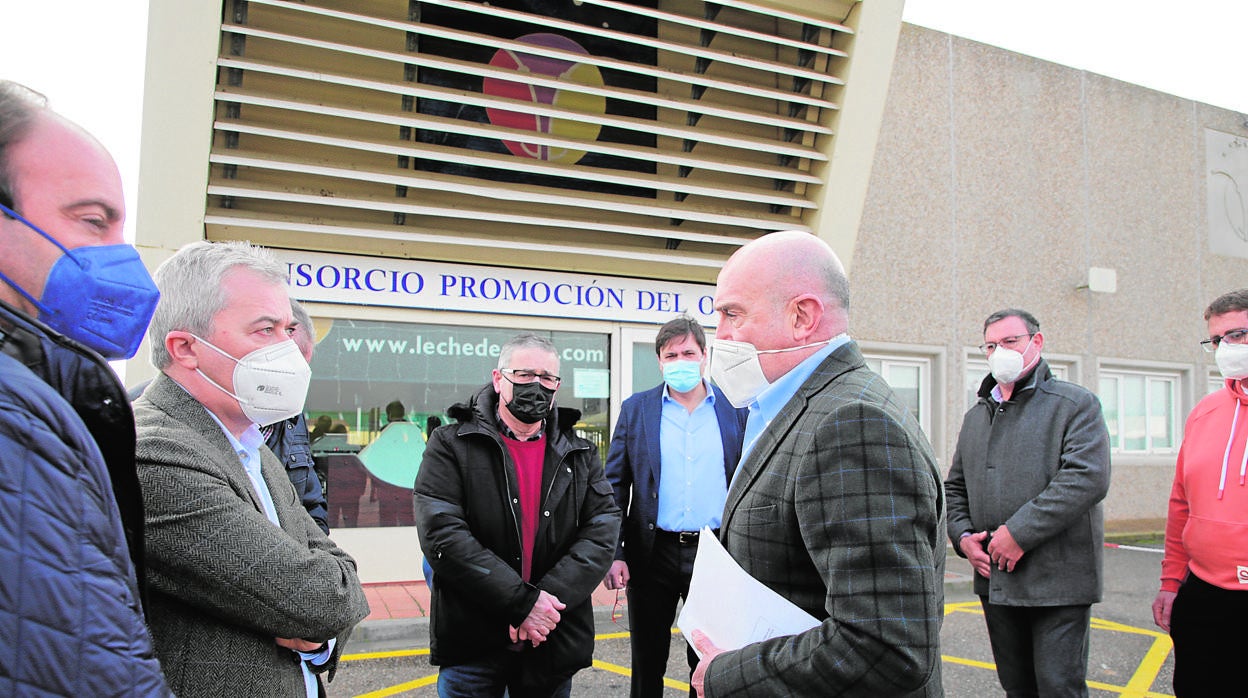 Jesús Julio Carnero, durante su visita ayer a Villalpando (Zamora)