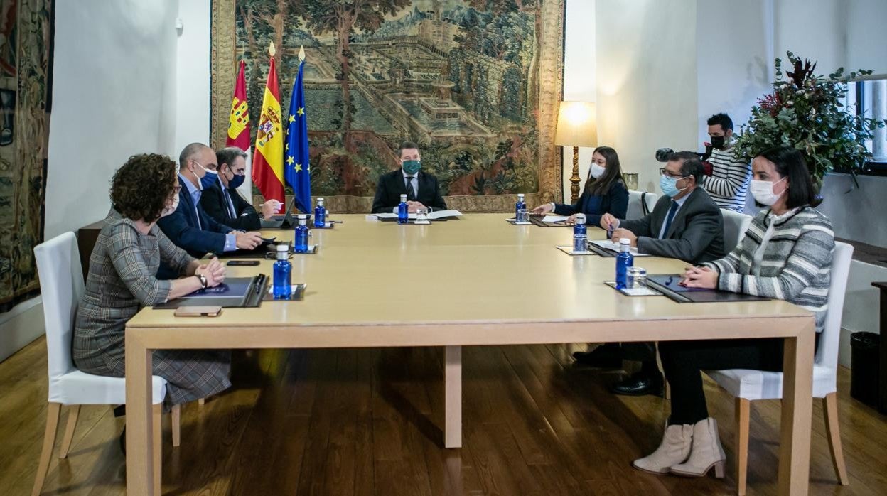 Page ha presidido la reunión de la Comisión de Salud Pública y Vacunación de Castilla-La Mancha en la Sala de la Emperatriz del Palacio de Fuensalida, sede del Gobierno regional