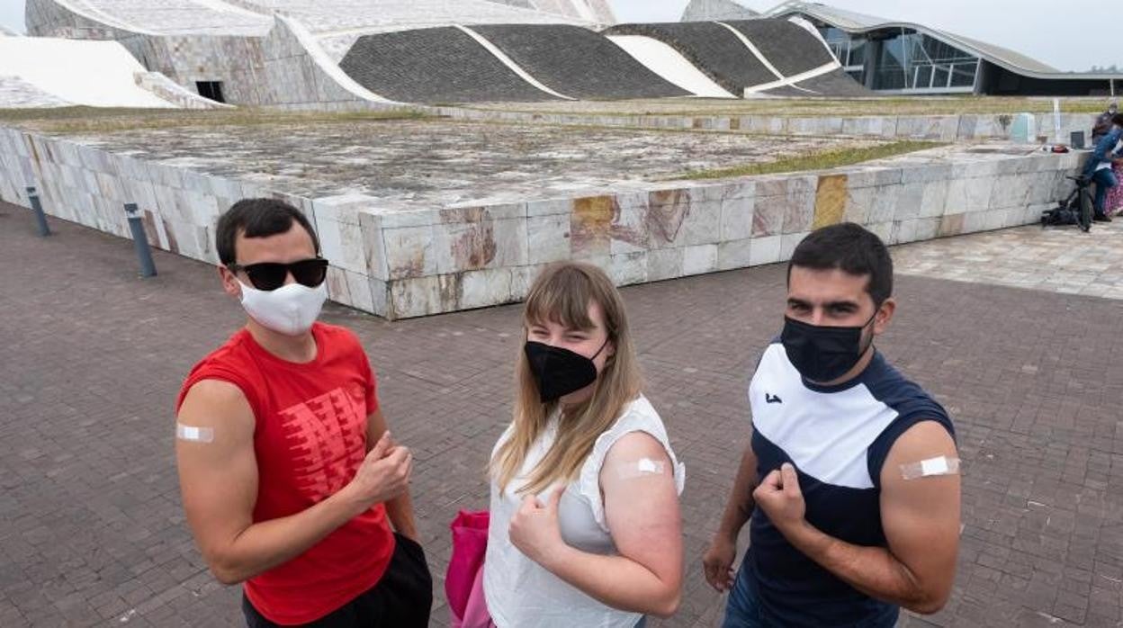 Tres jóvenes tras vacunarse en Santiago de Compostela