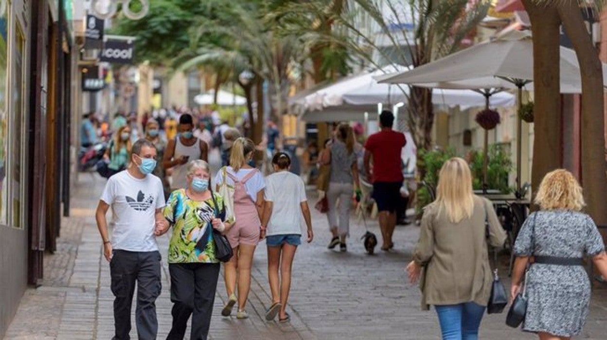 Gente pasea por la calle Teobaldo Power, en Santa Cruz de Tenerife