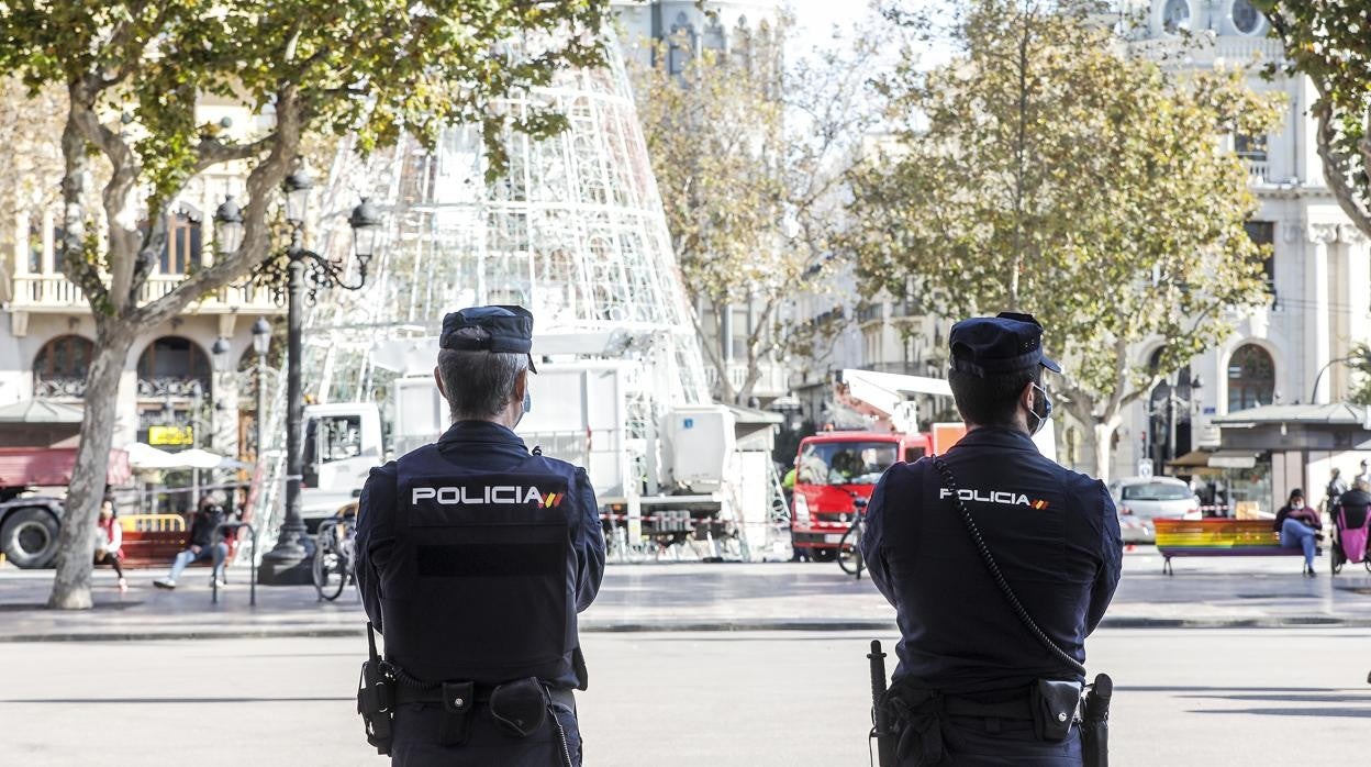 Imagen de archivo de unos agentes de la Policía Nacional en Valencia