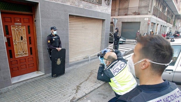 Detienen en Elche al hombre acusado de asesinar a su pareja el día de Navidad tras atrincherarse con rehenes