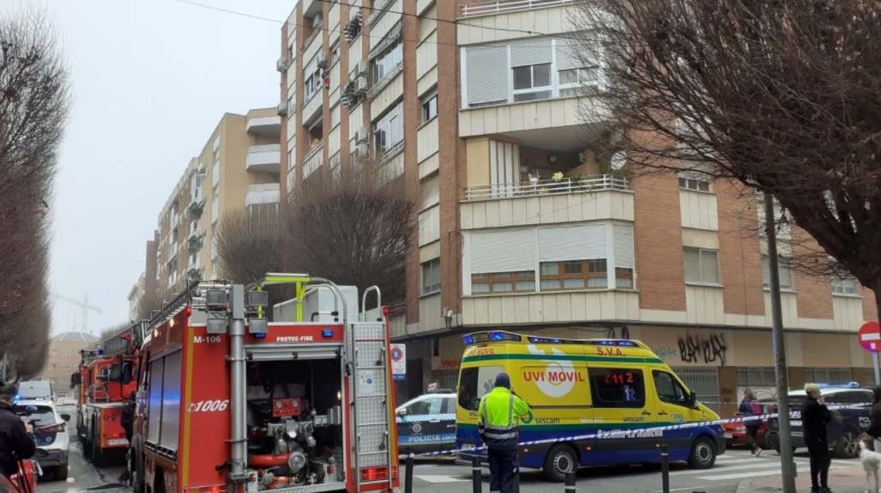 Los bomberos han logrado rescatar a la anciana, pero ha acabado muriendo tras ser reanimada por el personal sanitario de la UVI