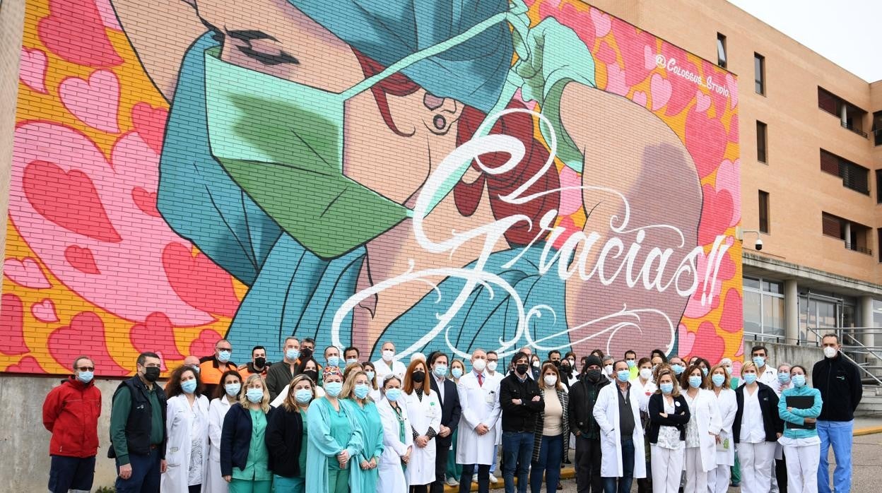 Colectivos homenajeados ante el mural situado en la Avenida de Madrid