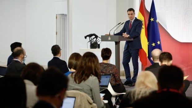 La APM reclama a Moncloa «mayor pluralidad» en la participación de medios en las ruedas de prensa