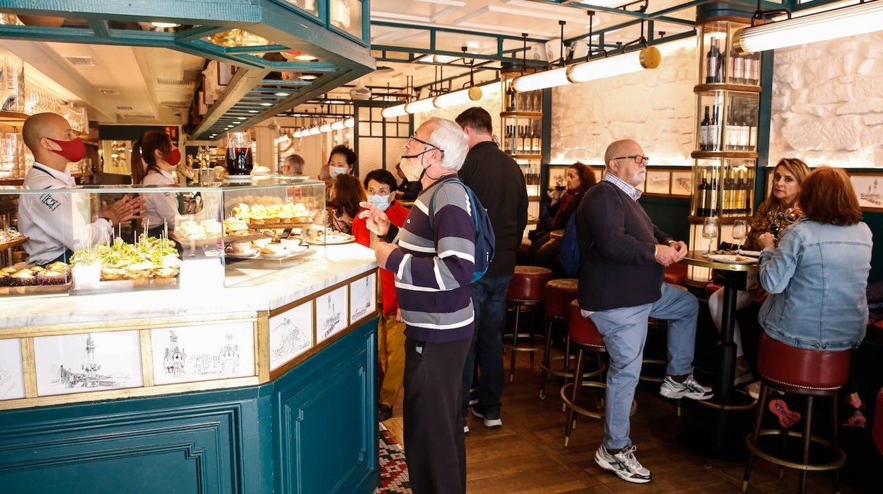 Los clientes solo pueden consumir sentados en un bar de la parte vieja de San Sebastián