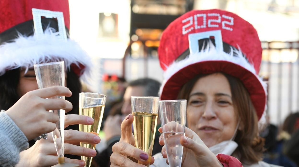 Imagen de varias personas celebrando la entrada del Año Nuevo