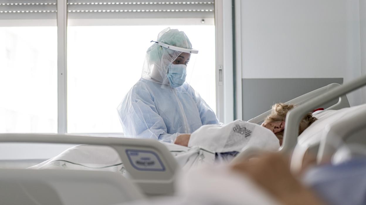 Imagen de archivo de una enfermera junto a una paciente con covid en el hospital Arnau Vilanova de Valencia