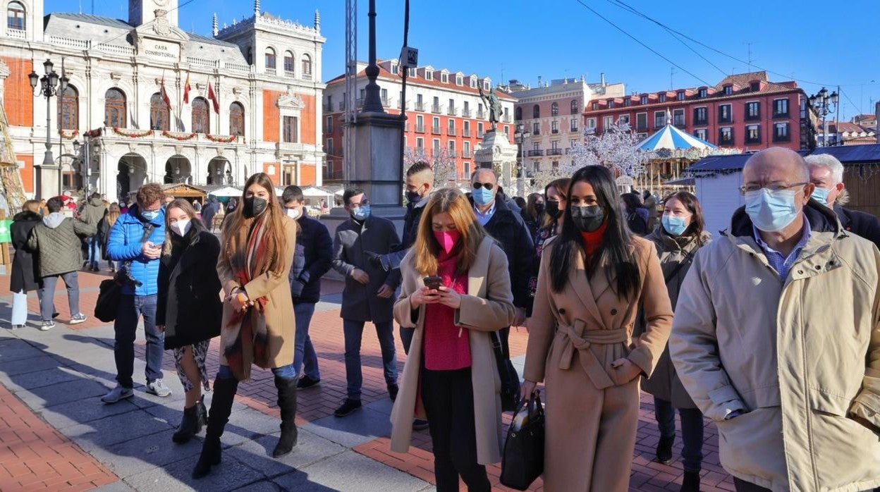 Francisco Igea y Begoña Villacís visitan el mercado naviceño de la Plaza Mayor de Valladolid