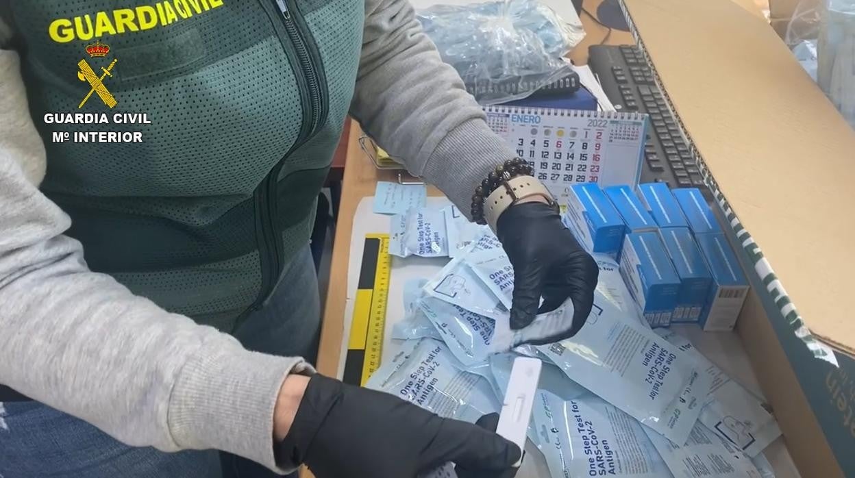 Algunos de los test incautados por la Guardia Civil