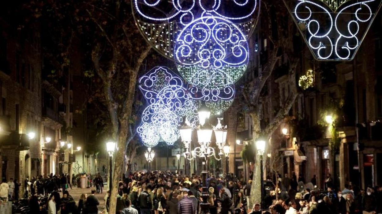 Varias personas celebran el nuevo año en el paseo del Born de Barcelona