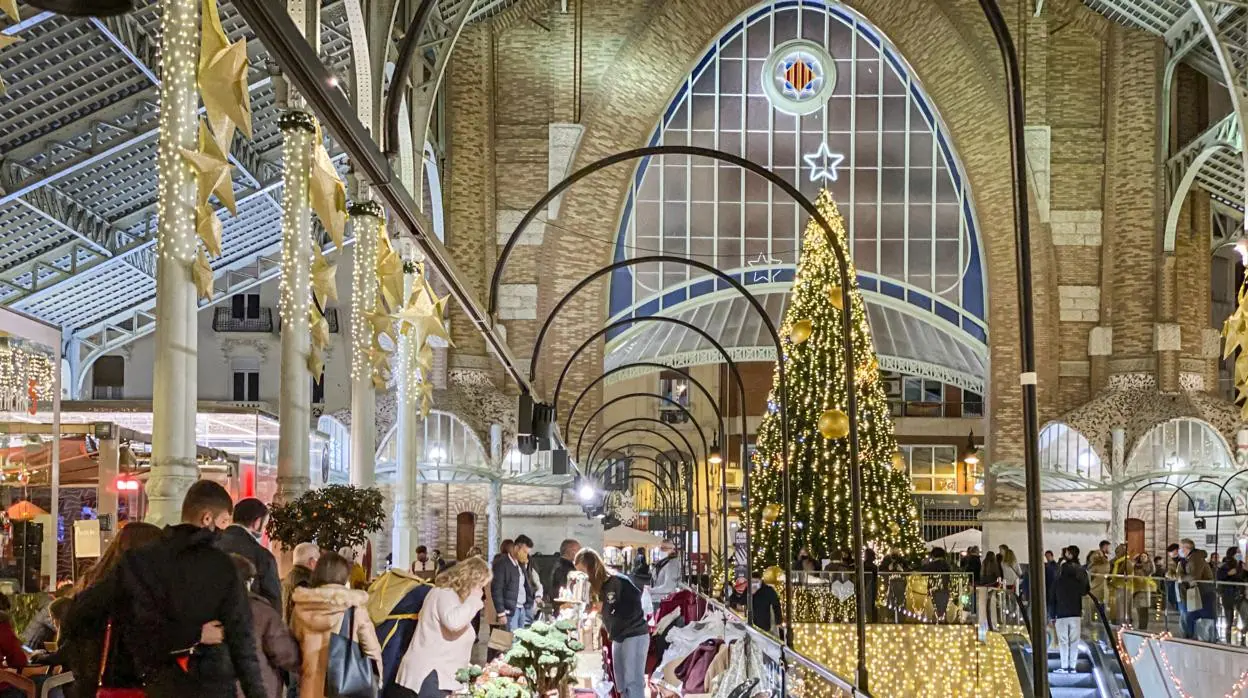 Imagen del Mercado de Colón de Valencia repleto de visitantes por Navidad