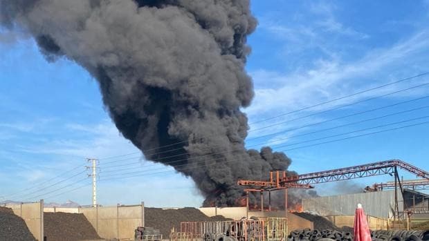 Un incendio en una fábrica de neumáticos provoca una intensa columna de humo en la localidad alicantina de Aspe