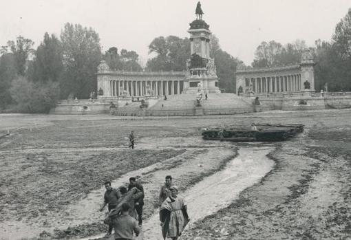 Desecado del estanque de El Retiro para montar los decorados de la película 'El fabuloso mundo del circo'