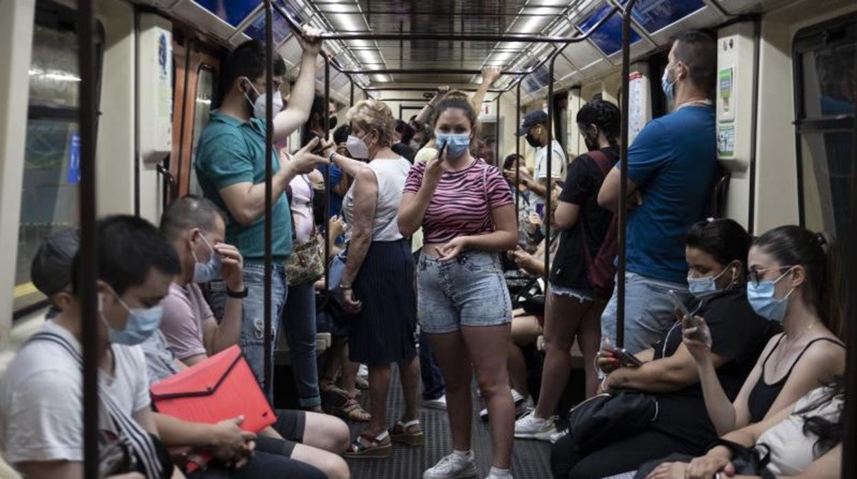 Viajeros en el interior de un vagón del Metro