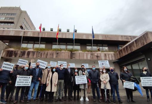 Representantes del PP, este martes ante el concello de Vigo