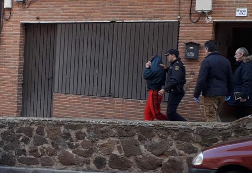 José Luis Chorot, a la derecha, acompañó a Juan Pedro (chándal rojo) y a la Policía Nacional al domicilio familiar el domingo 12 de enero de 2020.