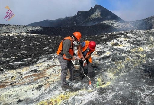 Superficie del cráter con marcas de gases