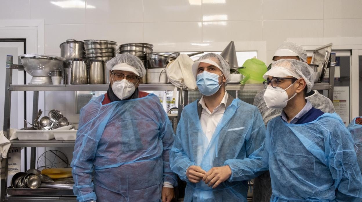 Tudanca. en el centro, durante su visita a la empresa de cáterin ‘Algo Nuevo SL’ de Salamanca