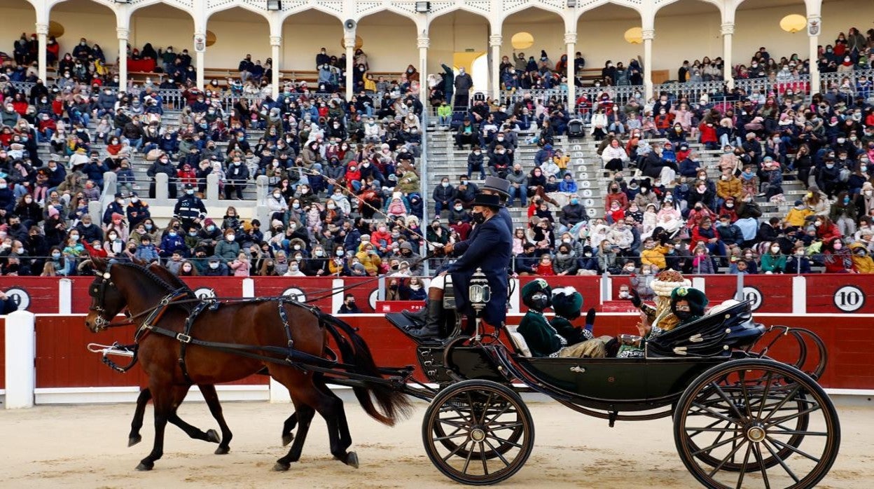 Los Reyes Magos hacen su entrada en la plaza de toros de Albacete, donde han sido recibidos por miles de niños