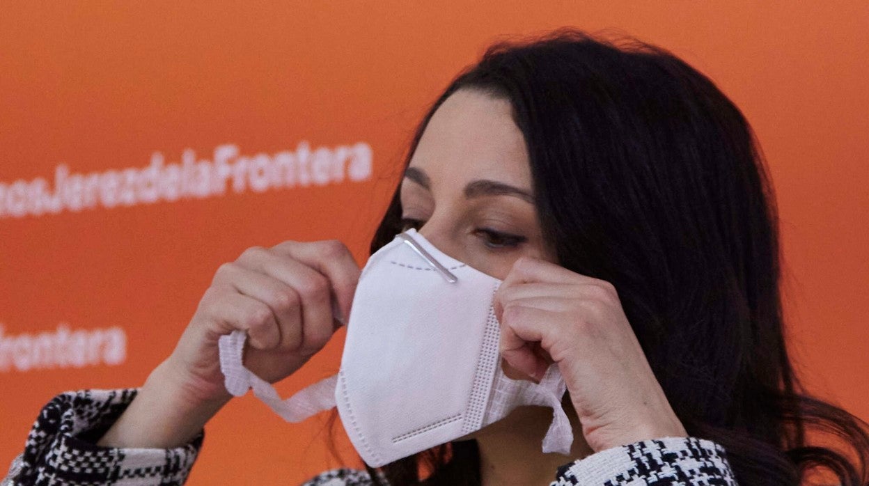 La líder de Ciudadanos, Inés Arrimadas, se coloca una mascarilla tras una rueda de prensa