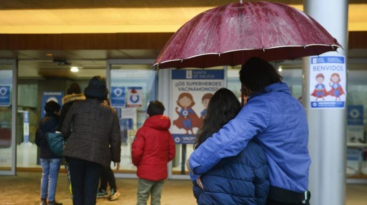 Cola para la vacunación de los niños en Orense