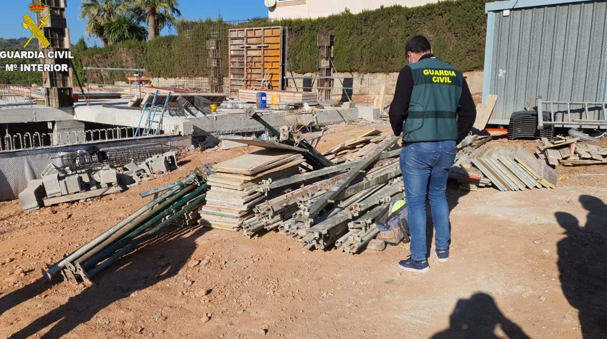 Imagen de un agente de la Guardia Civil con parte del material de obra incautado en diferentes municipios de Valencia