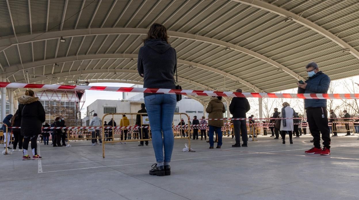 Cola en Laguna de Duero (Valladolid) para acceder al test de antígenos