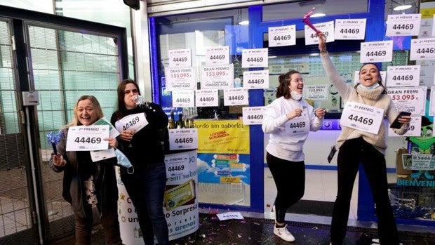 Lotería del Niño: El 44469, segundo premio, esparce una lluvia de millones en Cataluña