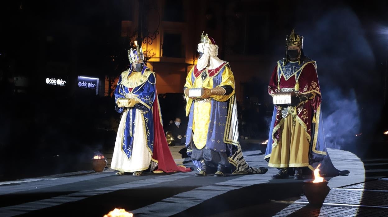 Imagen de los tres reyes magos a su paso por la localidad alicantina de Alcoy