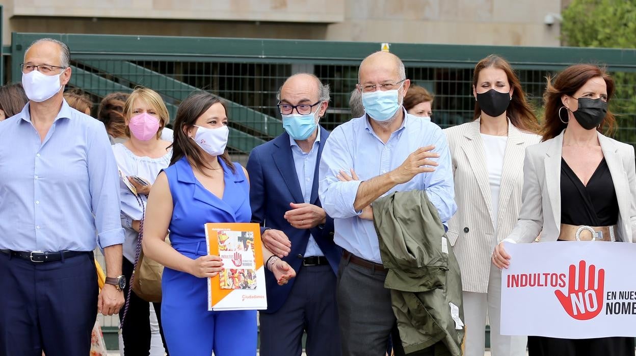 Luis Fuentes, Javier Ortega, Francisco Igea y Carlota Amigo, en un acto junto a simpatizantes de Ciudadanos el pasado verano