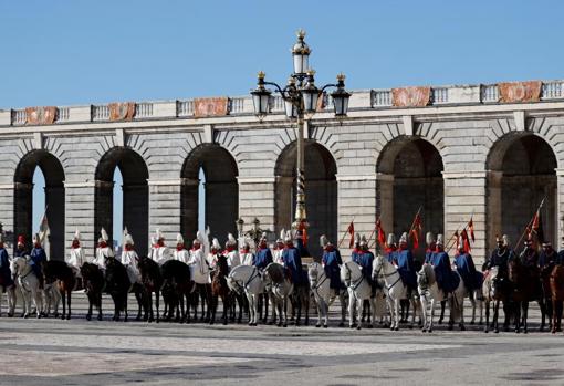 Como es tradicional, la Guardia Real estuvo presente en el Patio de la Armería