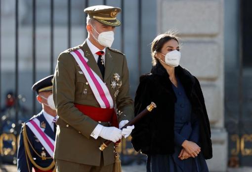 Don Felipe, con el bastón de mando como capitán general, y Doña Letizia, en el Palacio Real