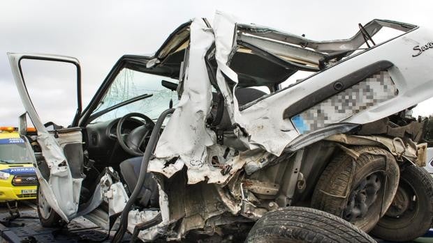 Mueren dos personas a raíz del choque entre una furgoneta y un turismo en Salamanca