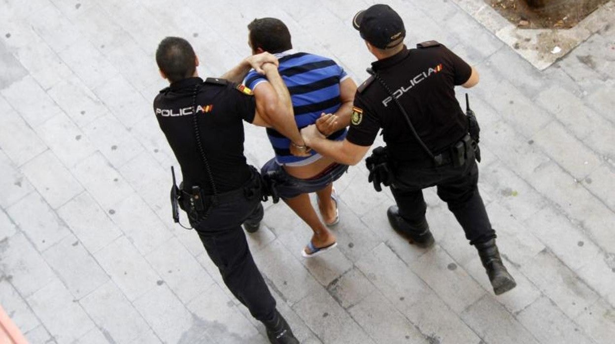 Imagen de archivo de una detención por parte de la Policía Nacional en Alicante