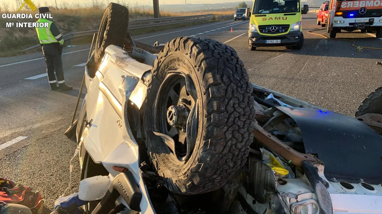 Imagen del estado en el que quedó el vehículo siniestrado en la A-7 a la altura de Picassent (Valencia)