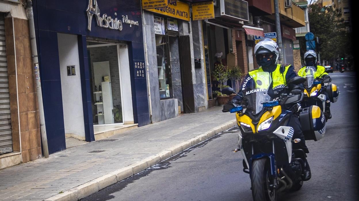 Imagen de archivo de dos agentes de la Policía Local en Alicante