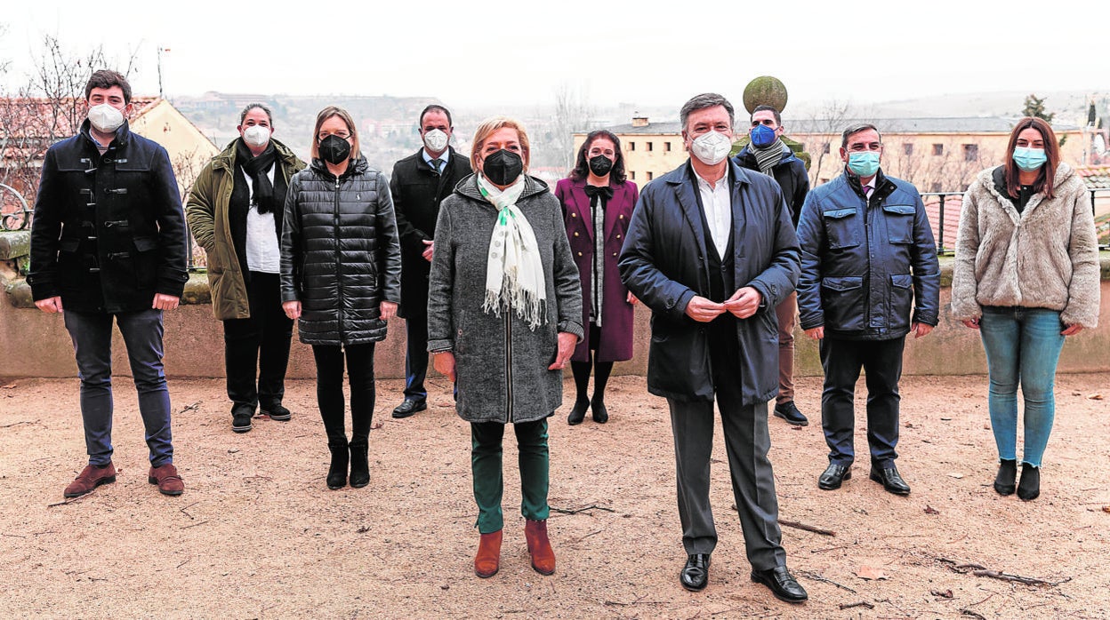 Francisco Vázquez y Paloma Sanz, junto a los miembros de la candidatura del PP de Segovia