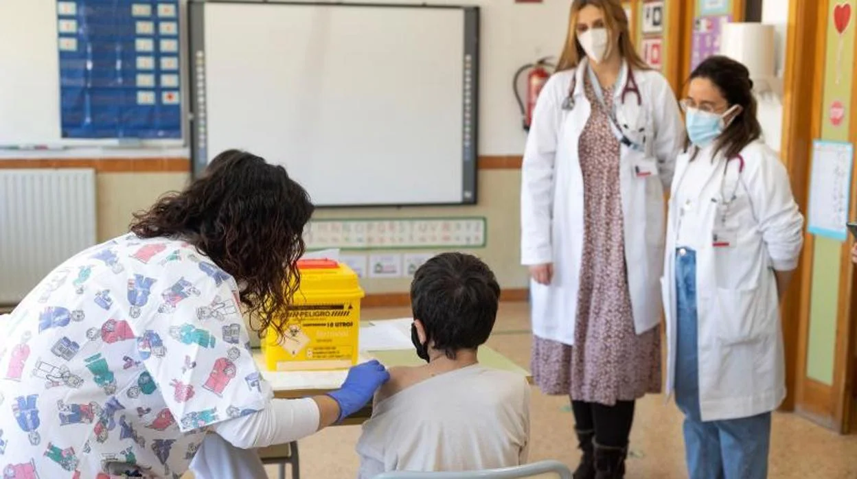 Un niño recibe la vacuna contra el coronavirus en un colegio de la Comunidad Valenciana