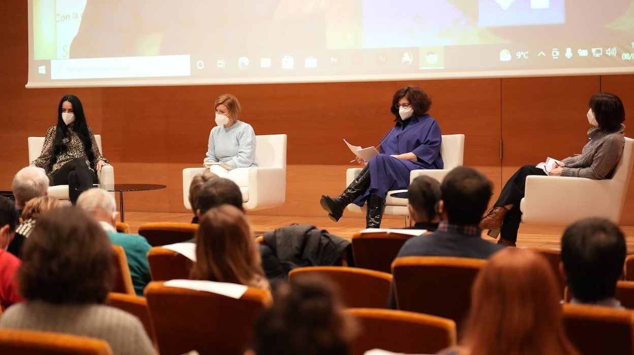 Maider Garcia, Naiara Zamarreño, Rola Lluch e Idoia Zabalza en un momento de la mesa redonda.Europa Press