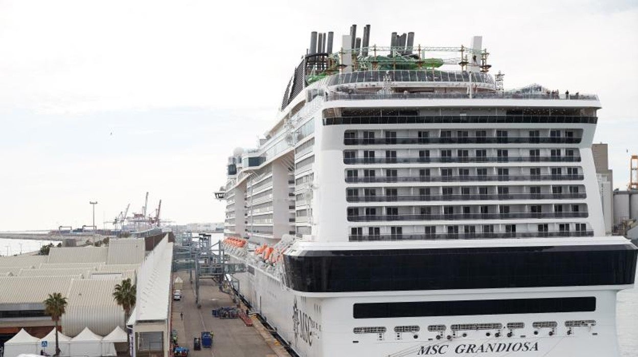 El MSC Grandiosa, este sábado en el Puerto de Barcelona