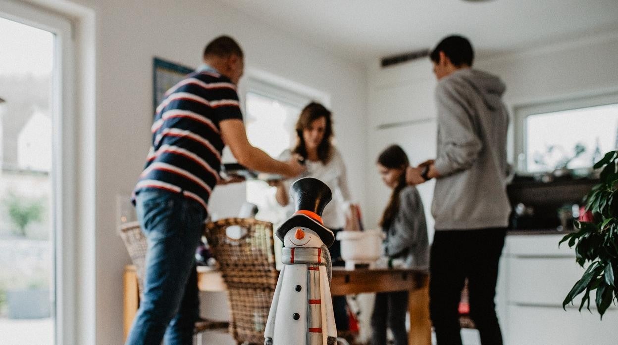Una familia prepara una mesa navideña