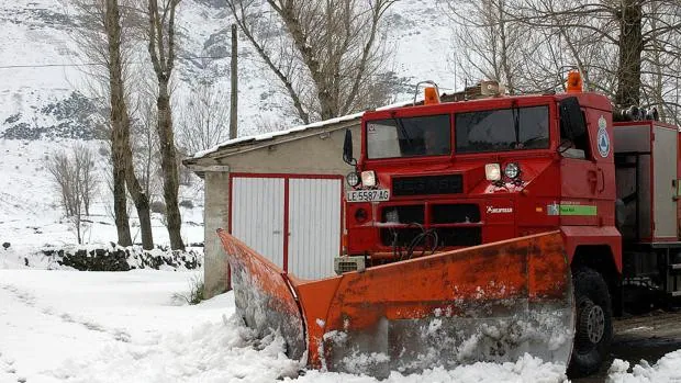 Tráfico prohíbe que camiones y vehículos articulados circulen por los puertos de Vegarada y Aralla por nieve